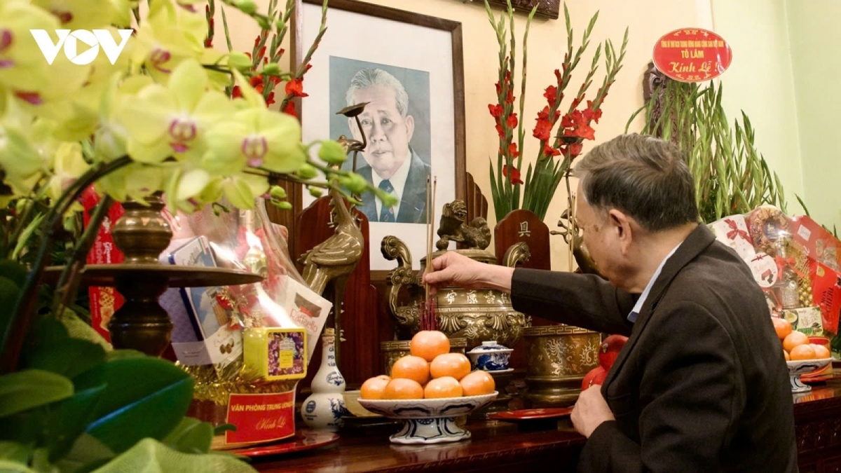 Party leader To Lam offers incense in tribute to late leaders